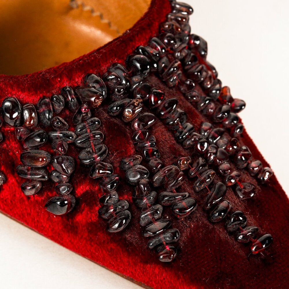 Gucci by Tom Ford S/S 1999 Burgundy Velvet Onyx Embellished Pumps - Picture 7 of 10